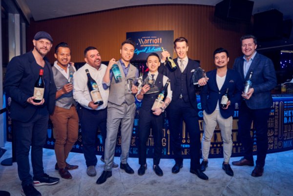 左起:DRiNK杂志联合创始人Theo Watt、资深调酒师,The Old Man酒吧联合创始人Agung Prabowo、美夏国际酒业商务经理Manuel Arce、香港W酒店Woobar副经理Calvin Au Yeung(季军)、上海外滩W酒店首席调酒师 Dylan Lam(冠军)、澳门丽思卡尔顿酒店酒吧经理Maxim Schulte(亚军)、知名调酒师,The Union Trading Company酒吧联合创办人陆遥、万豪国际集团亚太区酒水总监Blake Walker 左起:DRiNK杂志联合创始人Theo Watt、资深调酒师,The Old Man酒吧联合创始人Agung Prabowo、美夏国际酒业商务经理Manuel Arce、香港W酒店Woobar副经理Calvin Au Yeung(季军)、上海外滩W酒店首席调酒师 Dylan Lam(冠军)、澳门丽思卡尔顿酒店酒吧经理Maxim Schulte(亚军)、知名调酒师,The Union Trading Company酒吧联合创办人陆遥、万豪国际集团亚太区酒水总监Blake Walker