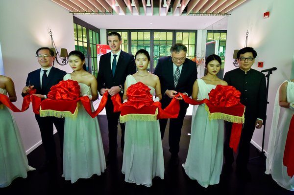 匈牙利对外经济和外交部文化与科技司国务秘书István Íjgyártó先生、长宁区区长顾洪辉先生、匈牙利驻上海总领事馆总领事博岚先生、锦江国际(集团)有限公司副总裁陈礼明先生出席开幕式并为纪念室揭幕剪彩 匈牙利对外经济和外交部文化与科技司国务秘书István Íjgyártó先生、长宁区区长顾洪辉先生、匈牙利驻上海总领事馆总领事博岚先生、锦江国际(集团)有限公司副总裁陈礼明先生出席开幕式并为纪念室揭幕剪彩