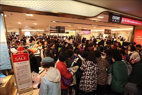 韩国各大百货店近期打折 望重燃消费者购物热情