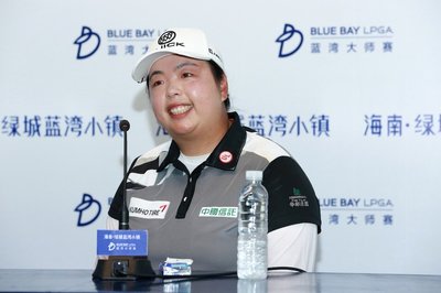 冯珊珊在媒体中心接受媒体采访