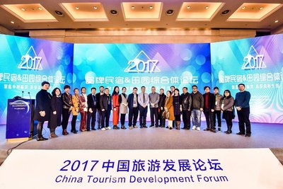 SGS与中国旅游协会民宿客栈与精品酒店分会在2017中国旅游发展论坛“品牌民宿&田园综合体论坛”中合影 SGS与中国旅游协会民宿客栈与精品酒店分会在2017中国旅游发展论坛“品牌民宿&田园综合体论坛”中合影