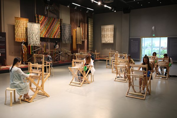 中国丝绸博物馆内全球网络达人首次体验手工织布