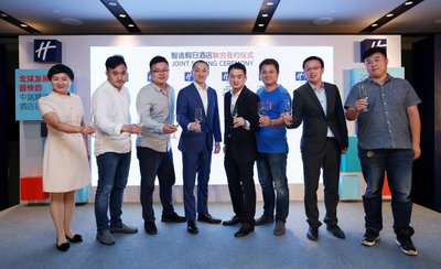 <a href=http://cha.dingjijiudian.com/group-ihg/ target=_blank class=infotextkey>洲际</a>酒店集团中国区智选假日酒店副总裁邱尤（左四）、<a href=http://cha.dingjijiudian.com/group-ihg/ target=_blank class=infotextkey>洲际</a>酒店集团大中华区智选假日酒店资深发展总监金璐翊（左五）与六家新签约酒店的业主伙伴为双方的合作送上祝愿