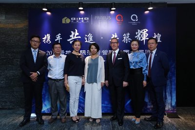 绿地酒店集团领导在活动现场合影留念 绿地酒店集团领导在活动现场合影留念