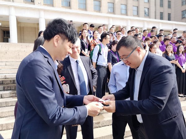 清华大学副校长杨斌教授与程新华先生亲切交流 清华大学副校长杨斌教授与程新华先生亲切交流