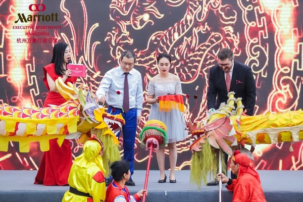 杭州万豪行政公寓的业主方 -- 浙江建工地产集团副董事长陈健和杭州万豪行政公寓总经理何民乐(Javier Gimeno)共同为龙点睛 杭州万豪行政公寓的业主方 -- 浙江建工地产集团副董事长陈健和杭州万豪行政公寓总经理何民乐(Javier Gimeno)共同为龙点睛