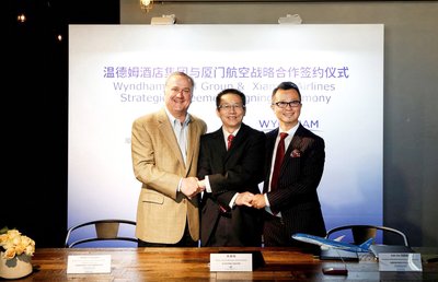 <a href=http://cha.dingjijiudian.com/group-wyndham/ target=_blank class=infotextkey>温德姆</a>酒店集团全球首席运营官Robert Loewen、大中华区总裁 刘晨军、厦航副总经理林朝阳共同签署战略合作协议