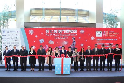 第七届澳门购物节大使黎贝卡与吉祥物OLA合影