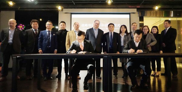 温德姆酒店集团发展及战略联盟副总裁 赵晖(左)少海汇合伙人、寓公网CEO 马培元(右) 温德姆酒店集团发展及战略联盟副总裁 赵晖(左)少海汇合伙人、寓公网CEO 马培元(右)