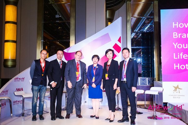 <a href=http://cha.dingjijiudian.com/group-jinjiang/ target=_blank class=infotextkey>锦江</a>之星公司CEO昝琳女士（右起第3位）与论坛嘉宾合影