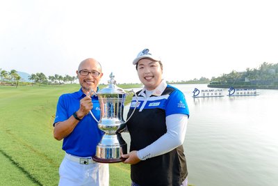 海南绿城蓝湾小镇董事长 高德雪先生为冯珊珊颁发奖杯 海南绿城蓝湾小镇董事长 高德雪先生为冯珊珊颁发奖杯