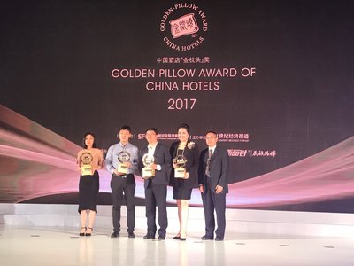 世茂酒店管理公司助理总裁刘怡秀女士(右二)代表企业领取奖杯 世茂酒店管理公司助理总裁刘怡秀女士(右二)代表企业领取奖杯