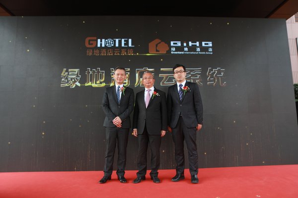 绿地国际酒店管理集团总经理李瑞忠先生(中)和绿地国际酒店管理集团总经理助理林江先生(左一)绿地国际酒店管理集团IT副总监李小锋先生共同启动绿地酒店云系统 绿地国际酒店管理集团总经理李瑞忠先生(中)和绿地国际酒店管理集团总经理助理林江先生(左一)绿地国际酒店管理集团IT副总监李小锋先生共同启动绿地酒店云系统