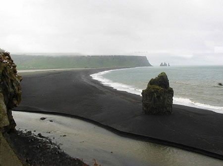 黑沙海滩