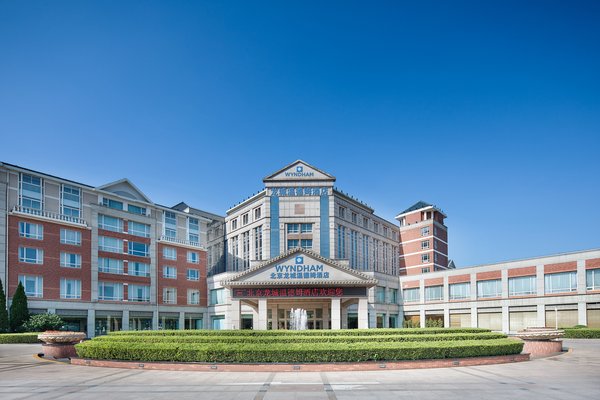 北京龙城温德姆酒店蓝天下,复古风格的酒店外景 北京龙城温德姆酒店蓝天下,复古风格的酒店外景