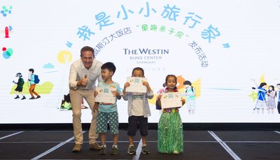 上海威斯汀大饭店总经理盖凡磊先生（左一）为完成模拟旅行的“小小旅行家”们颁发证书