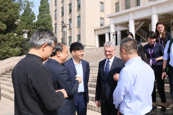 法国驻华大使馆经济处参赞Jean-Philippe DUFOUR等来宾与程新华先生亲切交谈 法国驻华大使馆经济处参赞Jean-Philippe DUFOUR等来宾与程新华先生亲切交谈