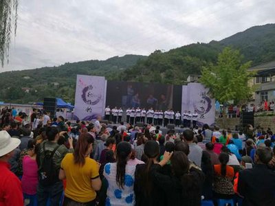 广元市利州区2017康养惠民年活动之金洞乡“兰秋雅钓·湖畔飞花”旅游文化活动开幕式现场。图片由利州区旅游局提供。 广元市利州区2017康养惠民年活动之金洞乡“兰秋雅钓·湖畔飞花”旅游文化活动开幕式现场。图片由利州区旅游局提供。