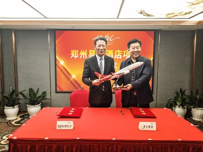 深航酒店管理公司总经理黄俭先生（左）与易元集团董事长郭春湖先生（右）