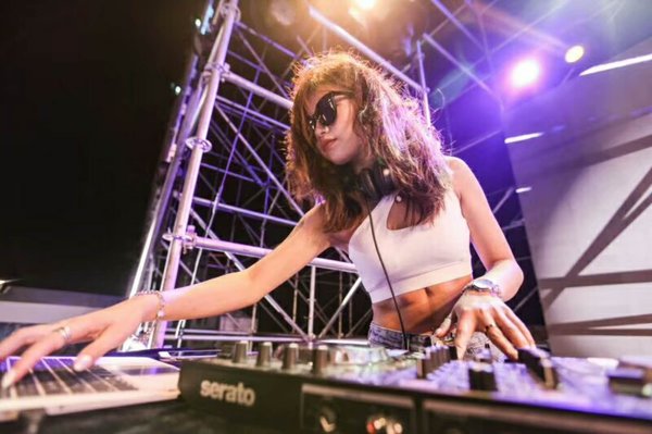 美女DJ表演 美女DJ表演