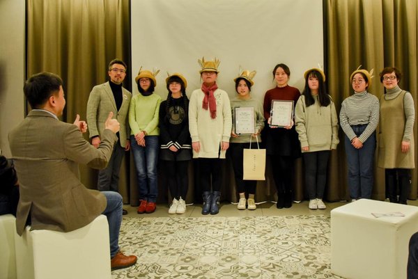 图为<a href=http://cha.dingjijiudian.com/group-bthhotels/ target=_blank class=infotextkey>首旅</a>如家品牌公关部总经理许洛玮先生（左）与上海逸夫职校党委书记、校长沈蓝女士（右）和优秀作品学生代表合影