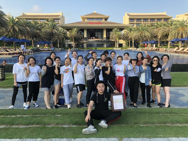 与海口经贸职业技术学院学生留影 与海口经贸职业技术学院学生留影