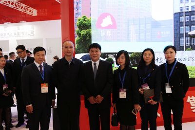 国家旅游局副局长魏洪涛先生（左三） 中国旅游集团公司总经理助理、港中旅酒店有限公司董事长陈荣先生（左二）与参展团队合影