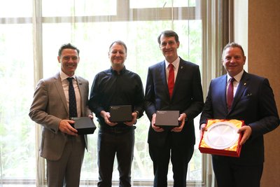 左至右 - 普利斯设计集团Shaun Munday和Andrew Comer,布里斯班市长Graham Quirk及深圳华侨城洲际大酒店总经理Daniel Arbenz 左至右 - 普利斯设计集团Shaun Munday和Andrew Comer,布里斯班市长Graham Quirk及深圳华侨城洲际大酒店总经理Daniel Arbenz