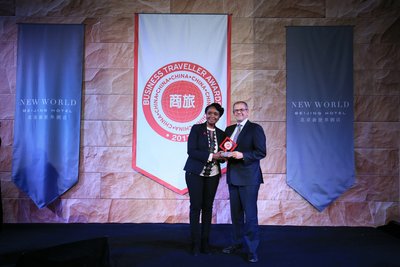凯悦酒店集团中国区营运副总裁及行政总经理高克斯先生领取“世界最佳酒店品牌”奖项 凯悦酒店集团中国区营运副总裁及行政总经理高克斯先生领取“世界最佳酒店品牌”奖项