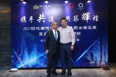 绿地集团西南区域管理总部总经理孙志文先生(右)与绿地酒店集团总经理李瑞忠先生(左)合影留念 绿地集团西南区域管理总部总经理孙志文先生(右)与绿地酒店集团总经理李瑞忠先生(左)合影留念