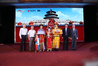 英国网红家庭family fizz与北京市旅游委领导、中国国际航空公司领导亲切合影 英国网红家庭family fizz与北京市旅游委领导、中国国际航空公司领导亲切合影