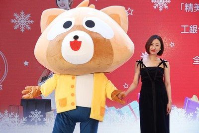 第七届澳门购物节大使黎贝卡与吉祥物OLA合影