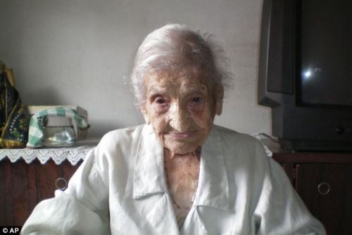 巴西114岁老妪曝长寿秘诀 早餐水果配红酒